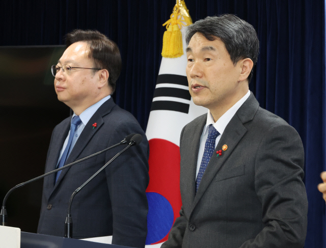 이주호(오른쪽) 부총리 겸 교육부 장관과 조규홍 보건복지부 장관이 10일 서울 종로구 정부서울청사에서 '의료계와 의학교육계에 드리는 말씀'을 발표하고 있다 . 연합뉴스